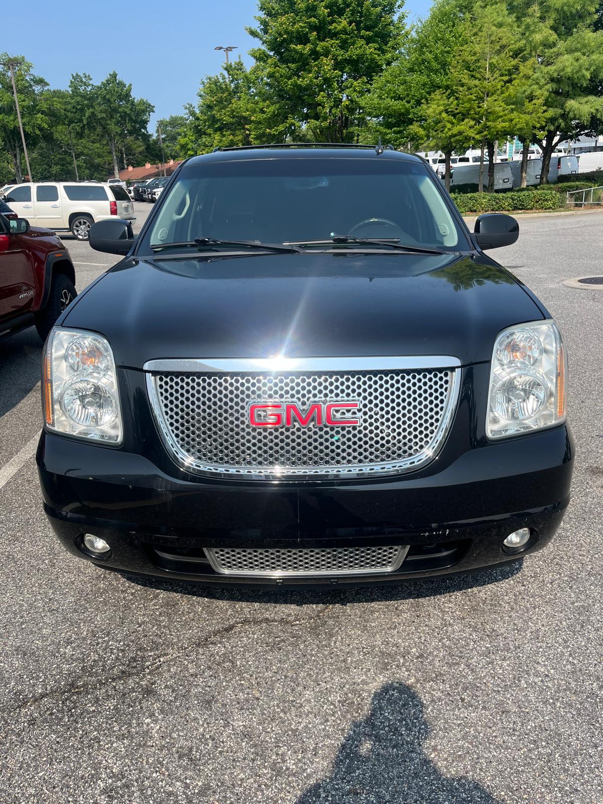Used 2013 GMC Yukon Denali RWD image 1