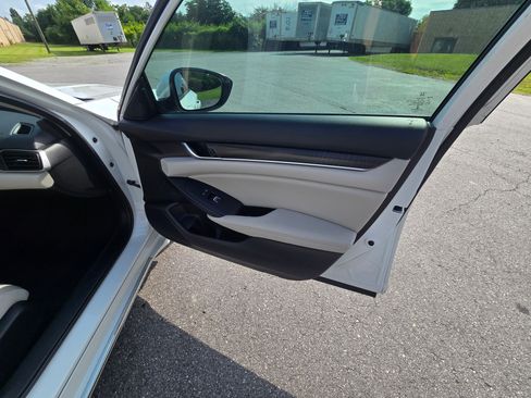 Used 2019 Honda Accord EX image 12