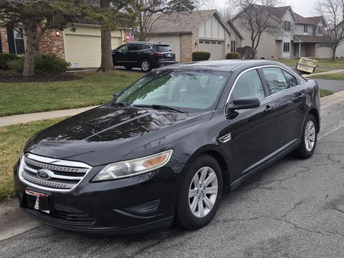 Used 2011 Ford Taurus SE image 1