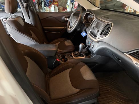 Used 2016 Jeep Cherokee Sport AWD/4WD image 9