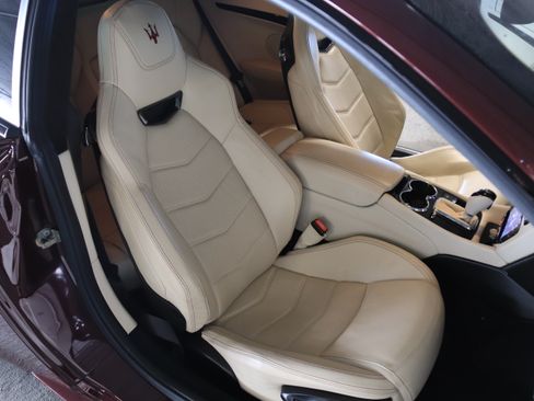 Used 2013 Maserati GranTurismo Sport image 21