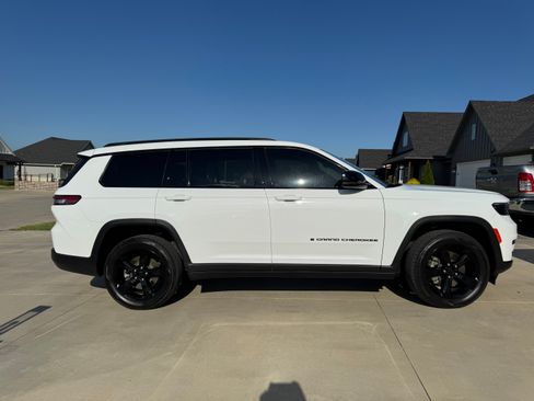 Used 2023 Jeep Grand Cherokee L Limited w/ Black Appearance Package image 2