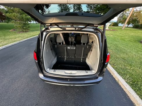 Used 2017 Chrysler Pacifica Touring-L FWD image 8