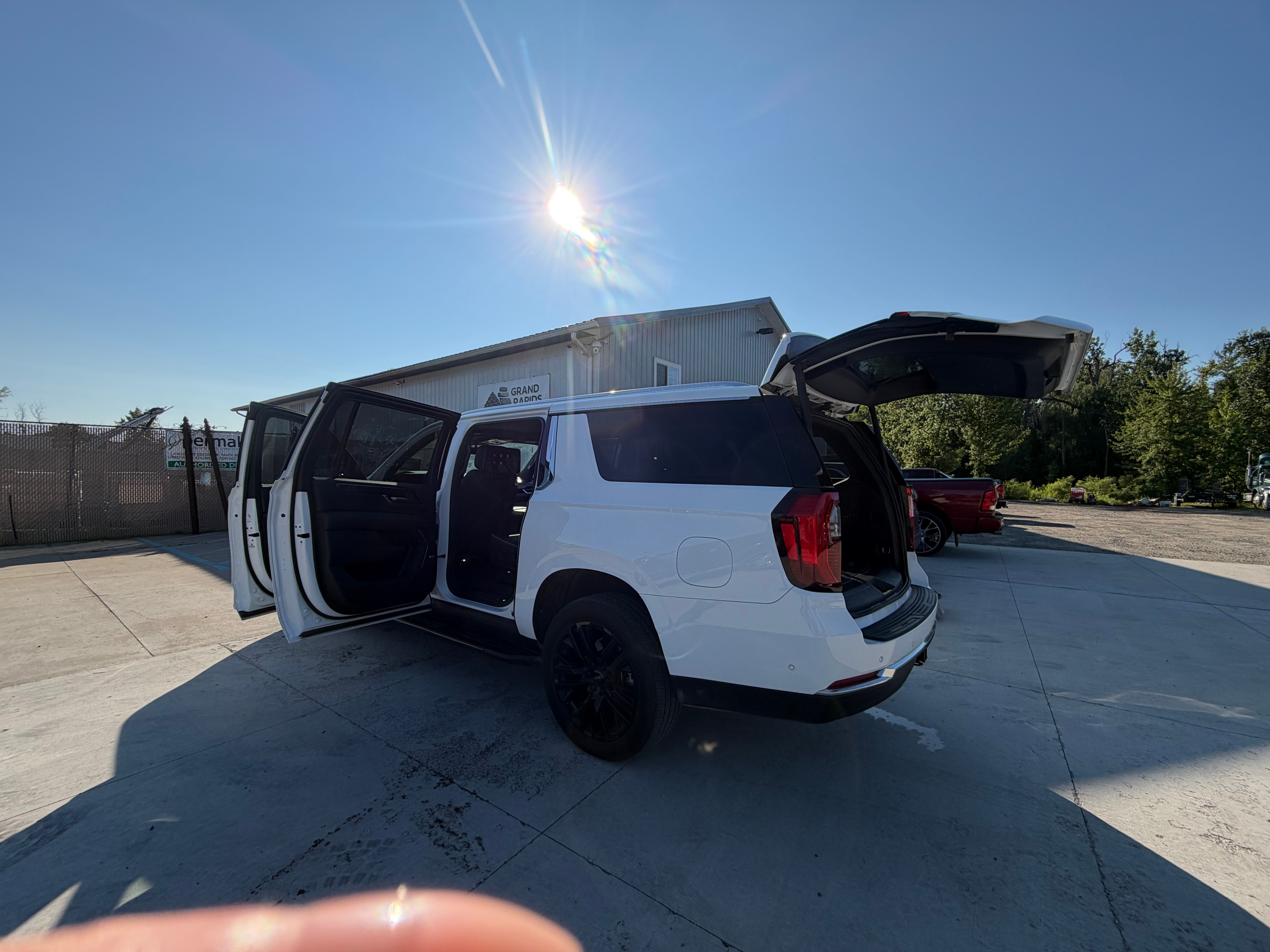 Used 2025 GMC Yukon XL Elevation w/ Elevation Premium Package AWD/4WD image 8