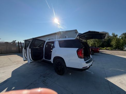 Used 2025 GMC Yukon XL Elevation w/ Elevation Premium Package AWD/4WD image 8
