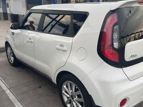 Used 2017 Kia Soul + FWD image 6