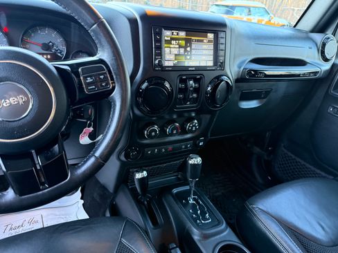 Used 2017 Jeep Wrangler Unlimited Sahara image 10