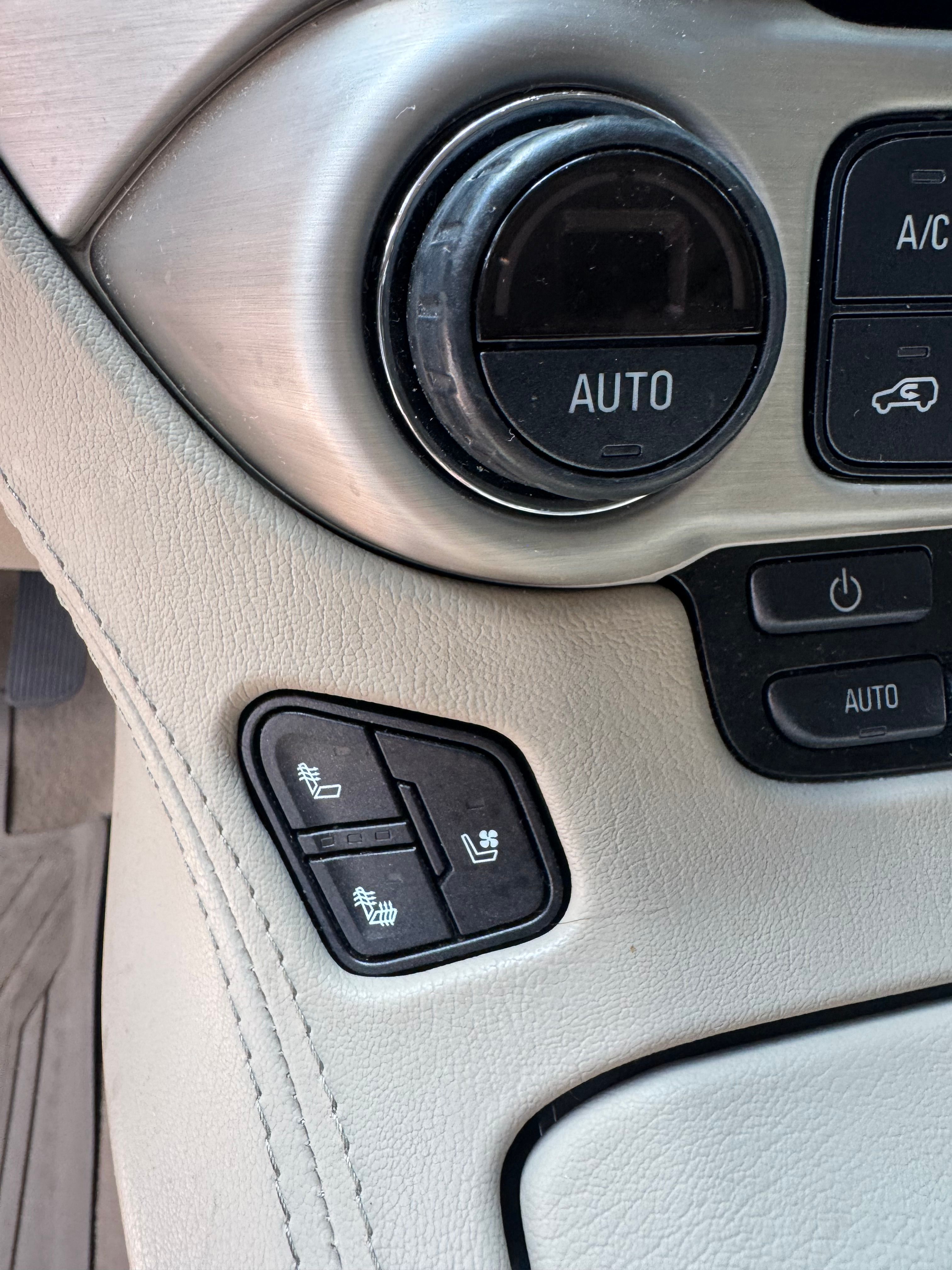 Used 2020 GMC Yukon Denali w/ Denali Premium Package AWD/4WD image 14