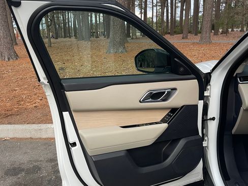 Used 2023 Land Rover Range Rover Velar S image 19