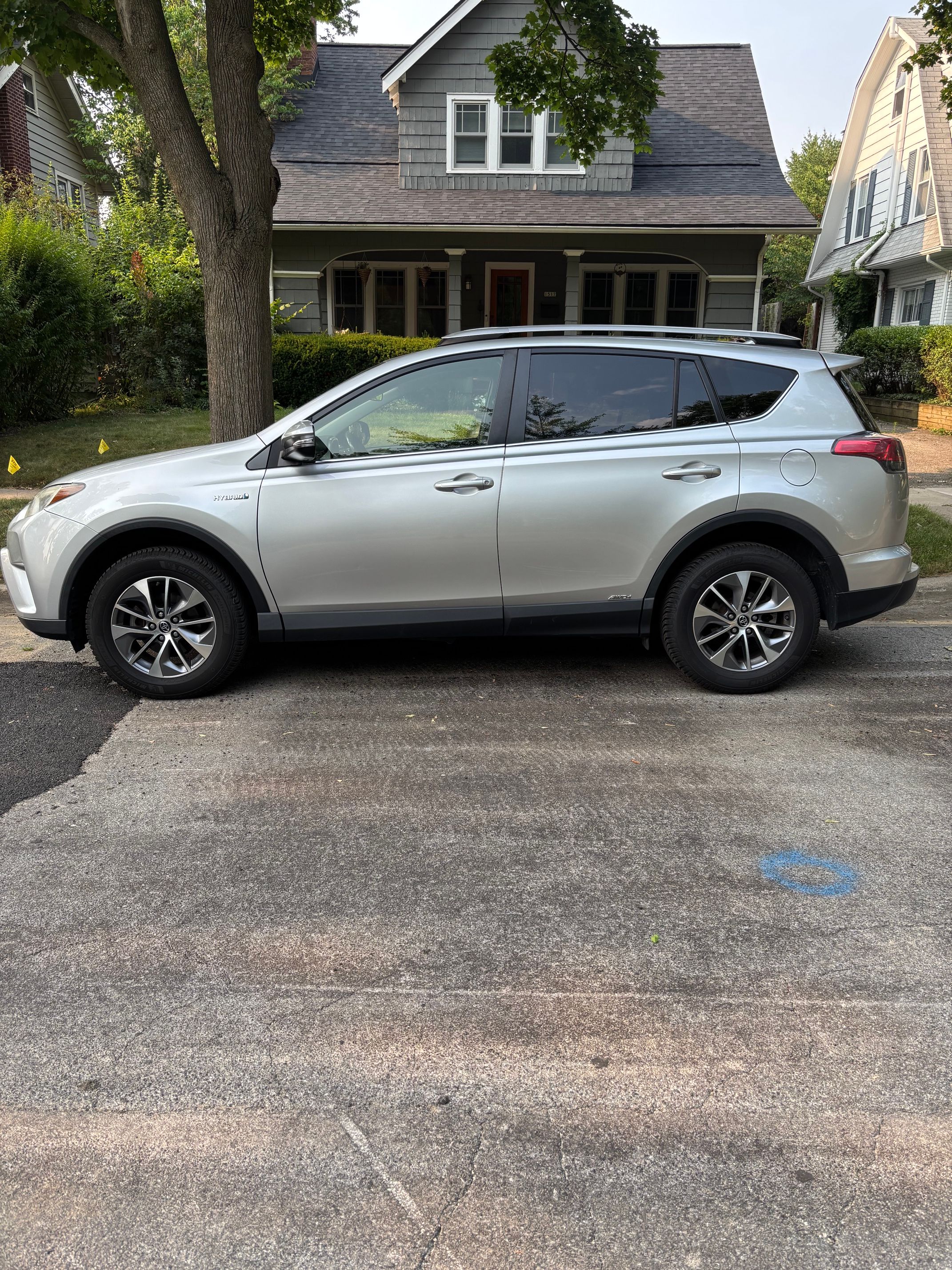 Used 2016 Toyota RAV4 XLE AWD/4WD image 1