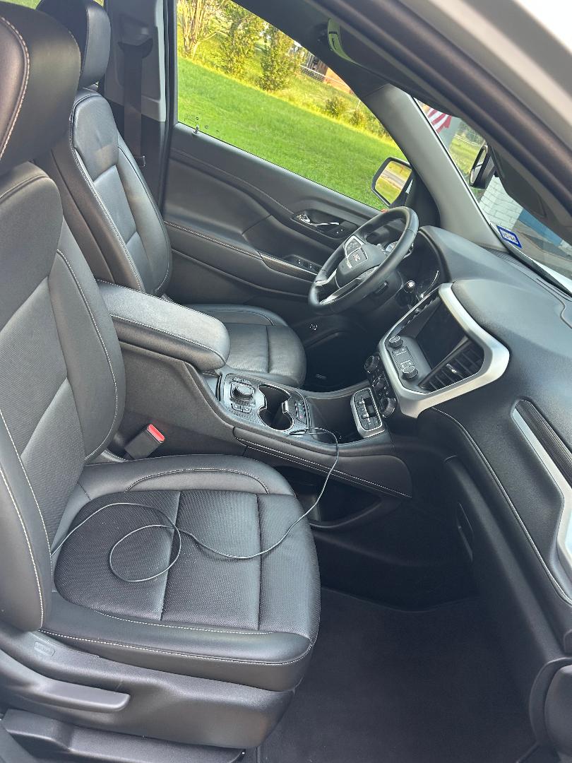 Used 2023 GMC Acadia SLT FWD image 2