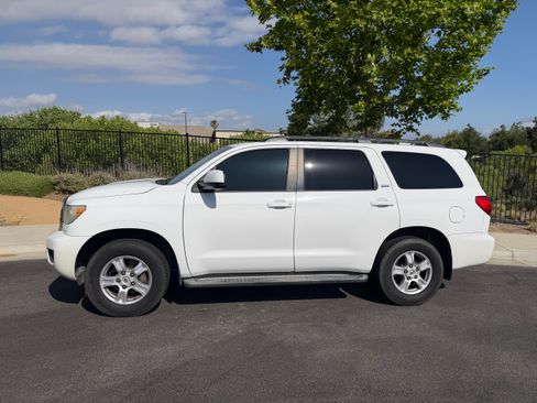Used 2016 Toyota Sequoia SR5 w/ Premium Package AWD/4WD image 4