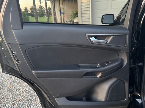 Used 2018 Ford Edge SE image 11