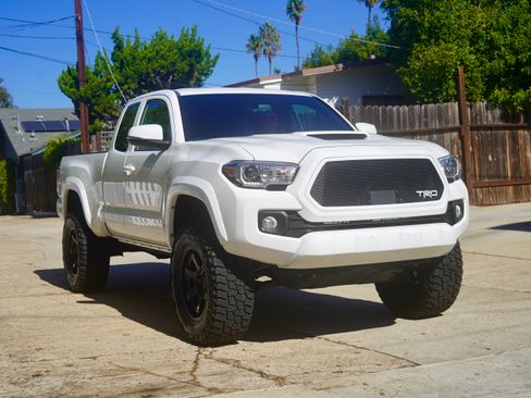 Used 2022 Toyota Tacoma TRD Sport image 4