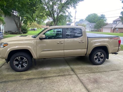 Used 2019 Toyota Tacoma TRD Sport w/ Technology Package image 2