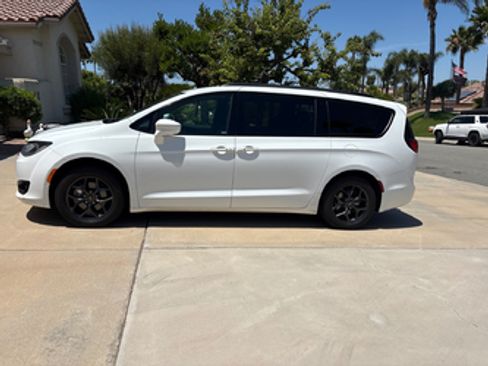 Used 2018 Chrysler Pacifica Touring-L Plus FWD image 4