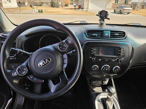 Used 2016 Kia Soul + image 6