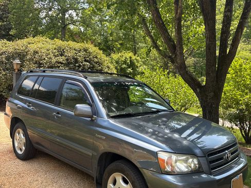 Used 2006 Toyota Highlander 4WD V6 w/ 3rd Row image 1