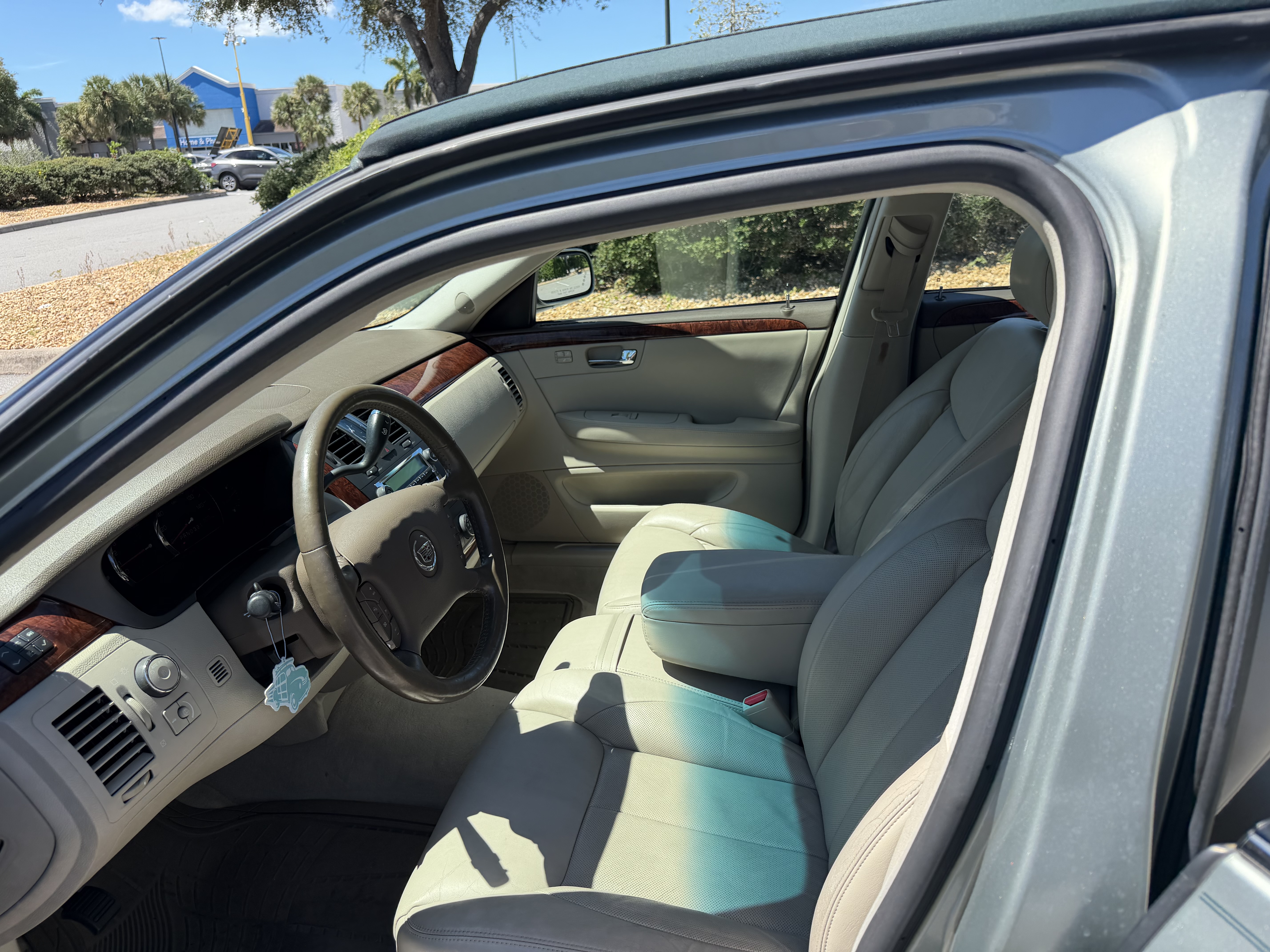 Used 2006 Cadillac DTS w/ Sun And Sound Package FWD image 6