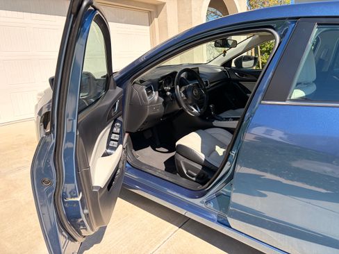 Used 2018 MAZDA MAZDA3 Grand Touring image 17