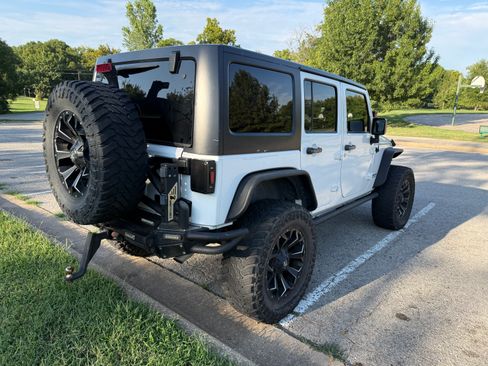 Used 2012 Jeep Wrangler Unlimited Rubicon w/ Connectivity Group AWD/4WD image 6