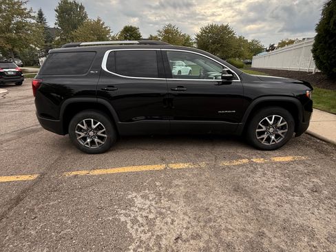 Used 2023 GMC Acadia SLT w/ Preferred Package AWD/4WD image 4