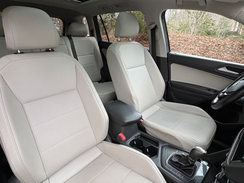 Used 2019 Volkswagen Tiguan SE w/ Panoramic Sunroof Package image 6