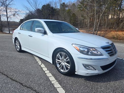 Used 2014 Hyundai Genesis 3.8 image 5