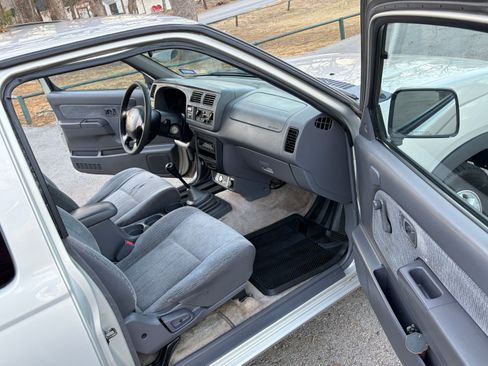 Used 1998 Nissan Frontier XE image 6