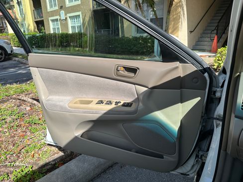 Used 2003 Toyota Camry SE image 9