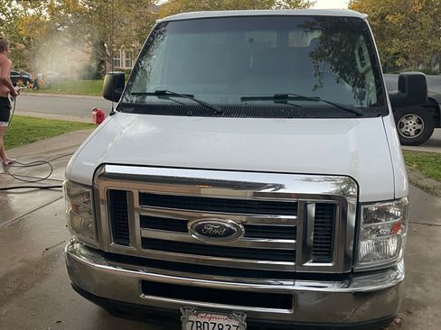 Used 2014 Ford E-350 and Econoline 350 XLT RWD image 2