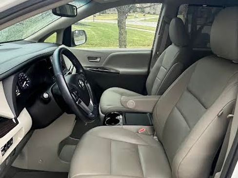 Used 2015 Toyota Sienna XLE Premium image 6