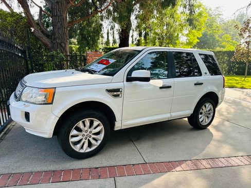 Used 2011 Land Rover LR2 HSE image 1