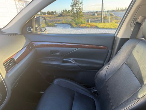 Used 2015 Mitsubishi Outlander SE image 14