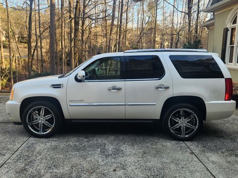 Used 2010 Cadillac Escalade Premium image 2