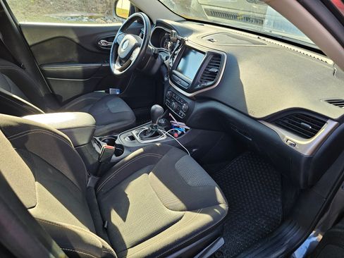 Used 2016 Jeep Cherokee Latitude w/ Cold Weather Group image 11