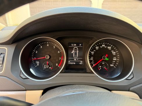 Used 2017 Volkswagen Jetta SE image 2