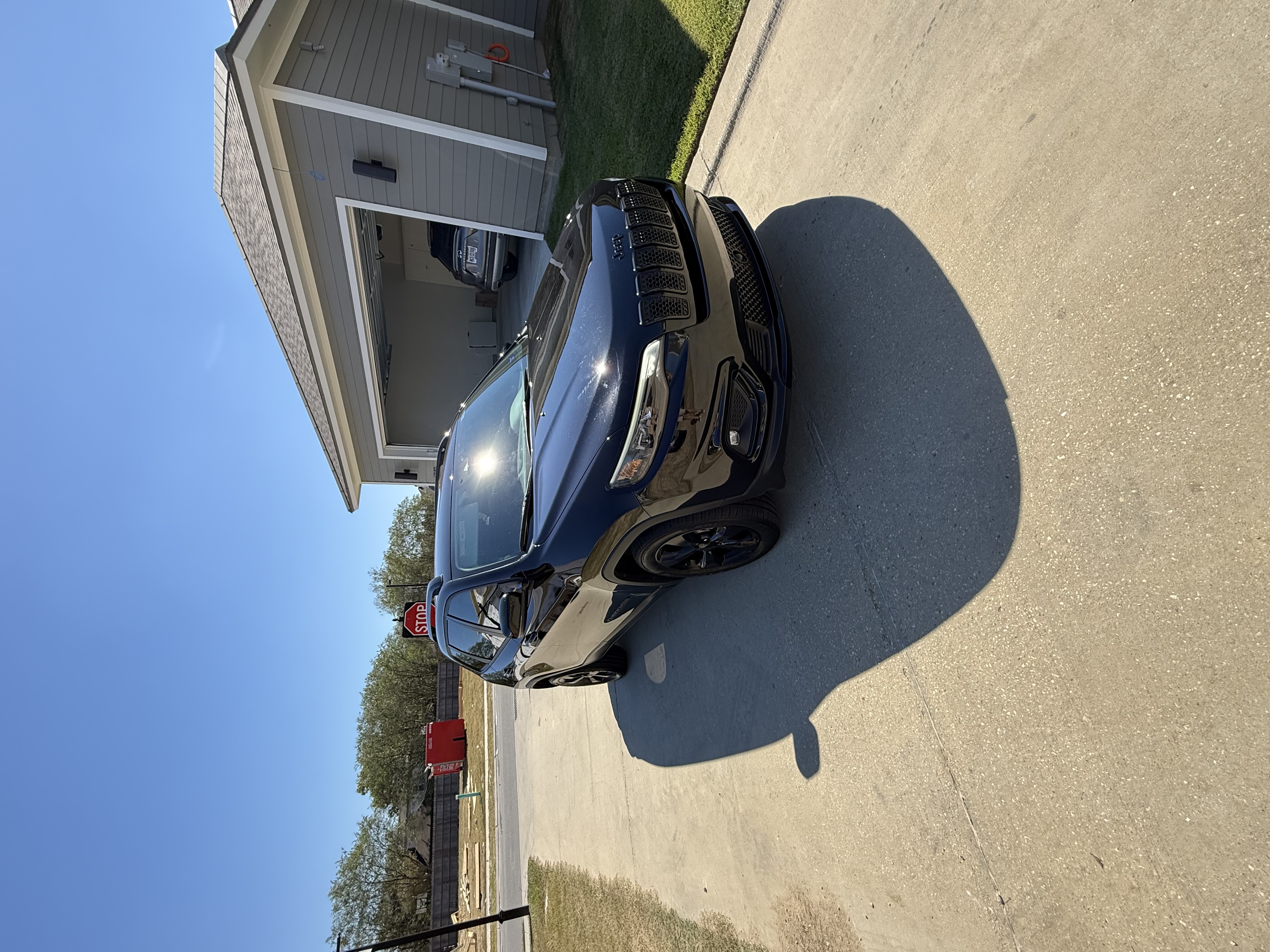 Used 2021 Jeep Cherokee Latitude Plus FWD image 2