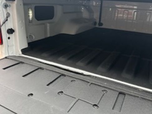 Used 2025 Jeep Gladiator Mojave w/ Convenience Group image 9