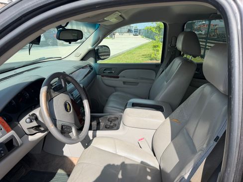 Used 2011 Chevrolet Suburban LT RWD image 9