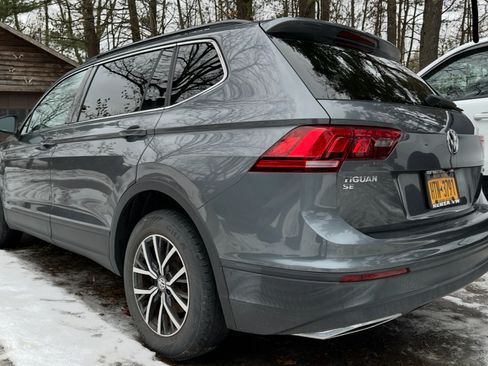 Used 2019 Volkswagen Tiguan SE w/ Panoramic Sunroof Package image 9
