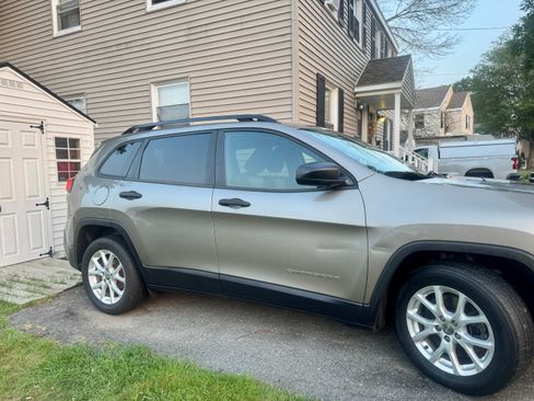 Used 2017 Jeep Cherokee Sport FWD image 4