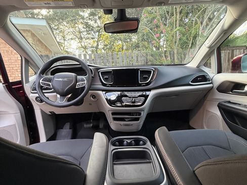 Used 2019 Chrysler Pacifica Touring Plus w/ Advanced Safetytec Group FWD image 27