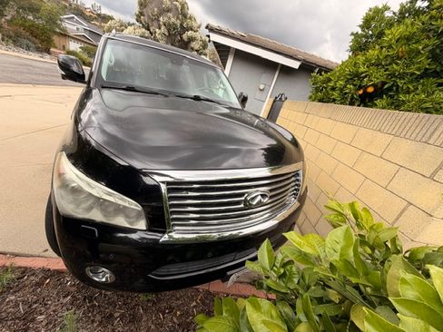 Used 2014 INFINITI QX80 4WD w/ Deluxe Touring Package image 2