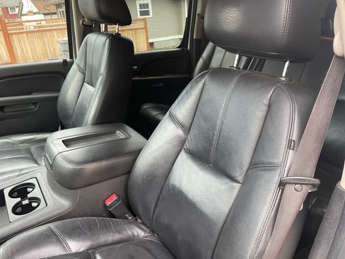 Used 2010 Chevrolet Suburban LT AWD/4WD image 16