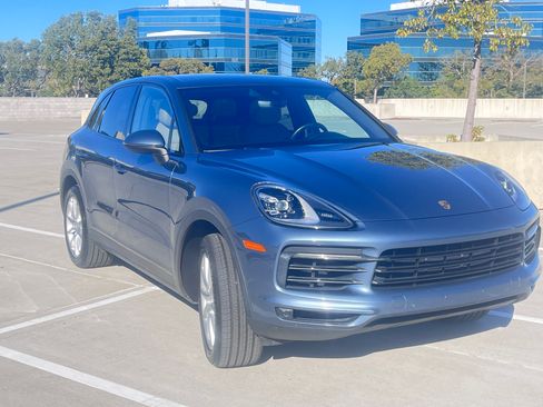 Used 2019 Porsche Cayenne Sport Utility 4D image 2