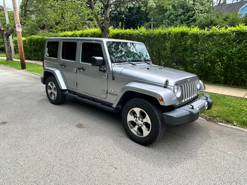 Used 2017 Jeep Wrangler Unlimited Sahara image 5