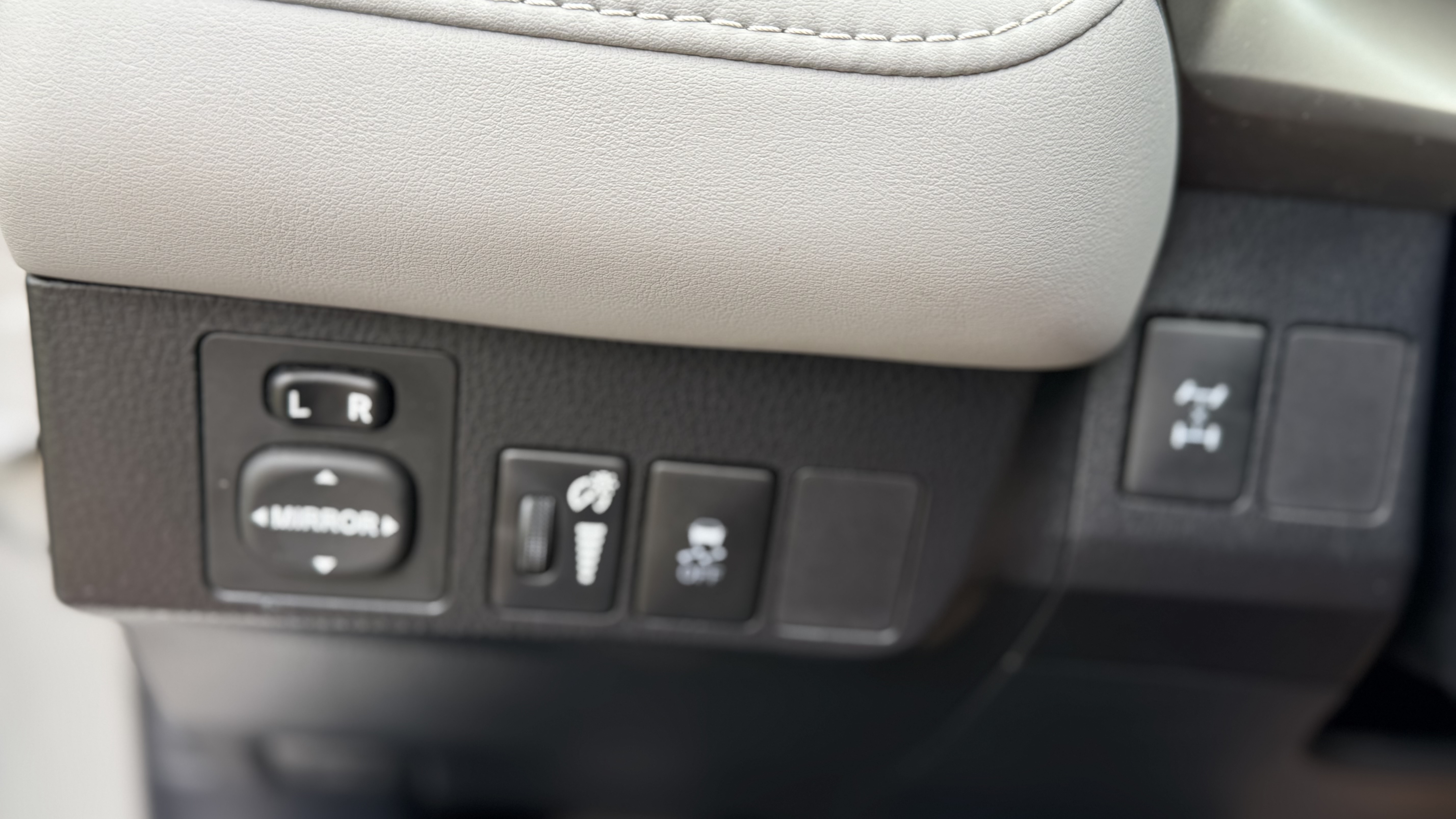 Used 2014 Toyota RAV4 XLE AWD/4WD image 22