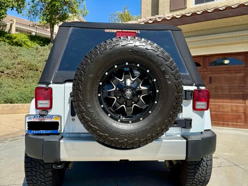 Used 2017 Jeep Wrangler Unlimited Sahara w/ Connectivity Group image 8