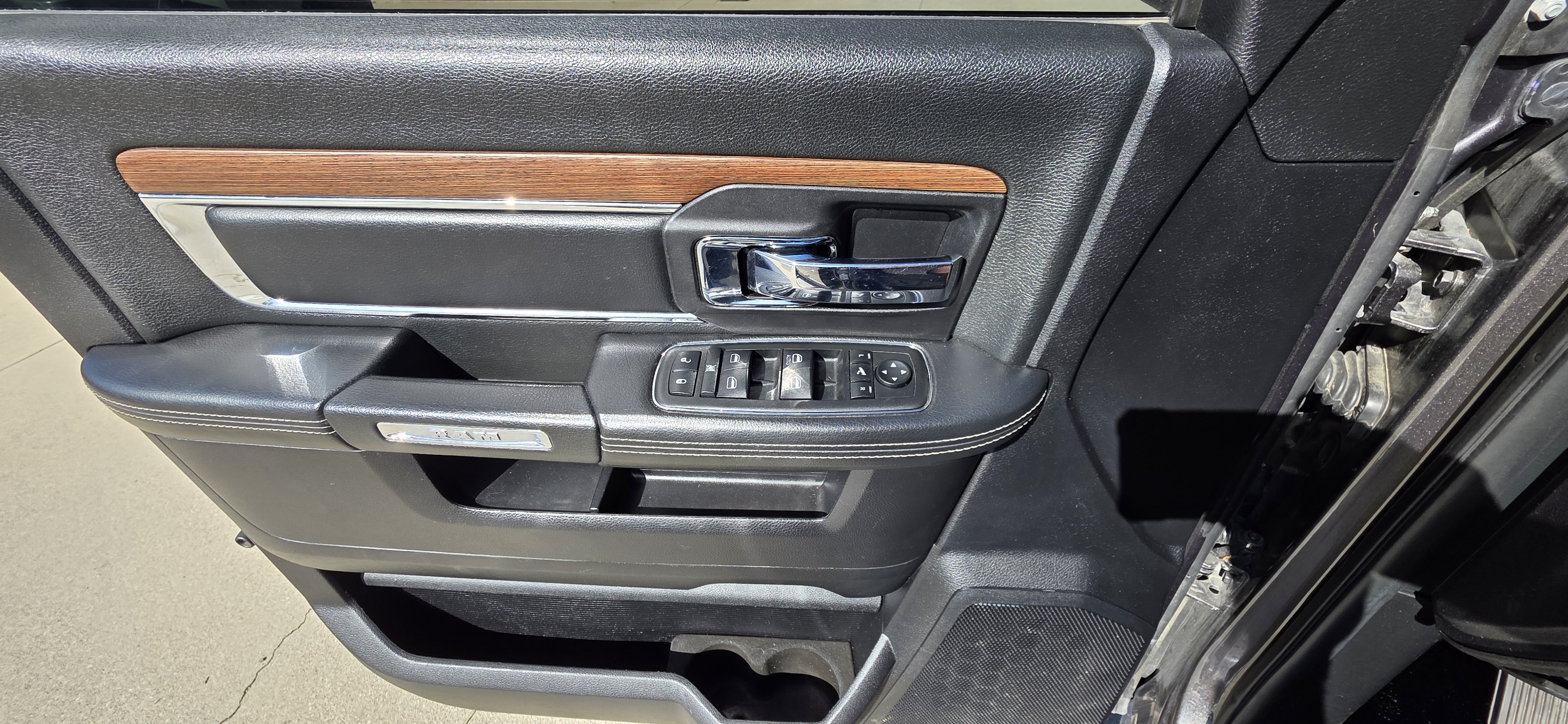 Used 2014 RAM 2500 Laramie RWD image 9